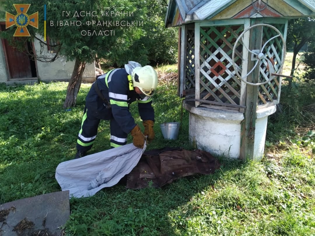 В Лісній Слобідці з криниці дістали тіло жінки (ФОТО)