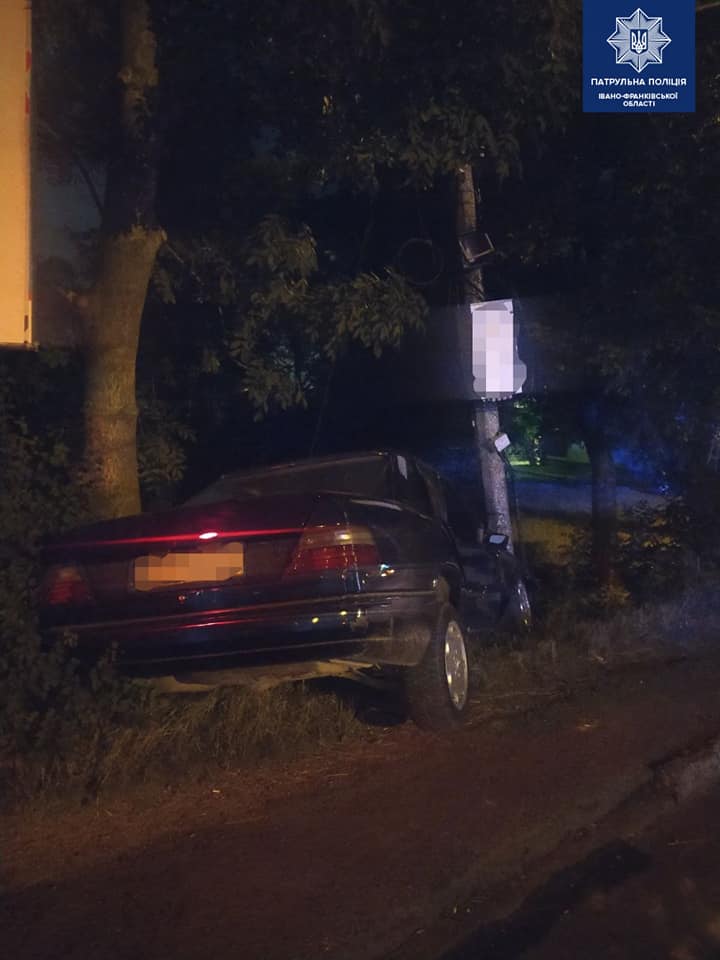 Вночі на Пасічній п’яний водій Mercedes протаранив Audi та влетів в електроопору (ФОТО)