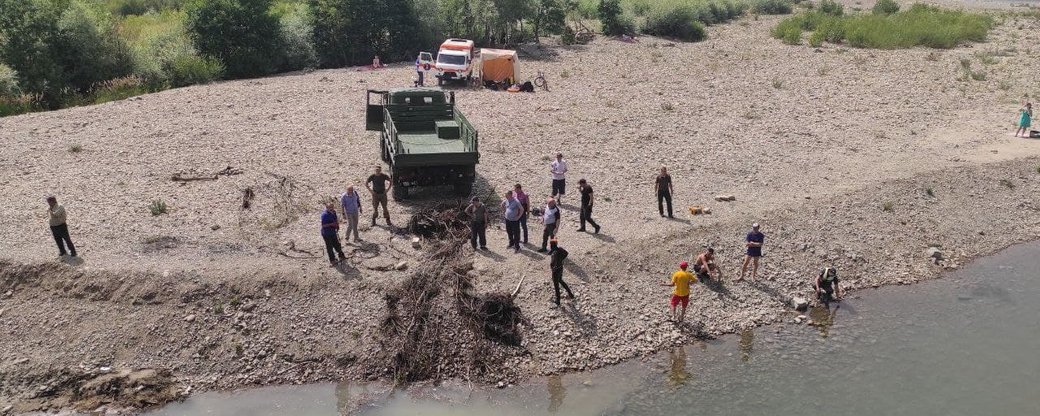 Дістають гілля і сміття. У Франківську очищують річку, в якій потонули люди (ФОТО)