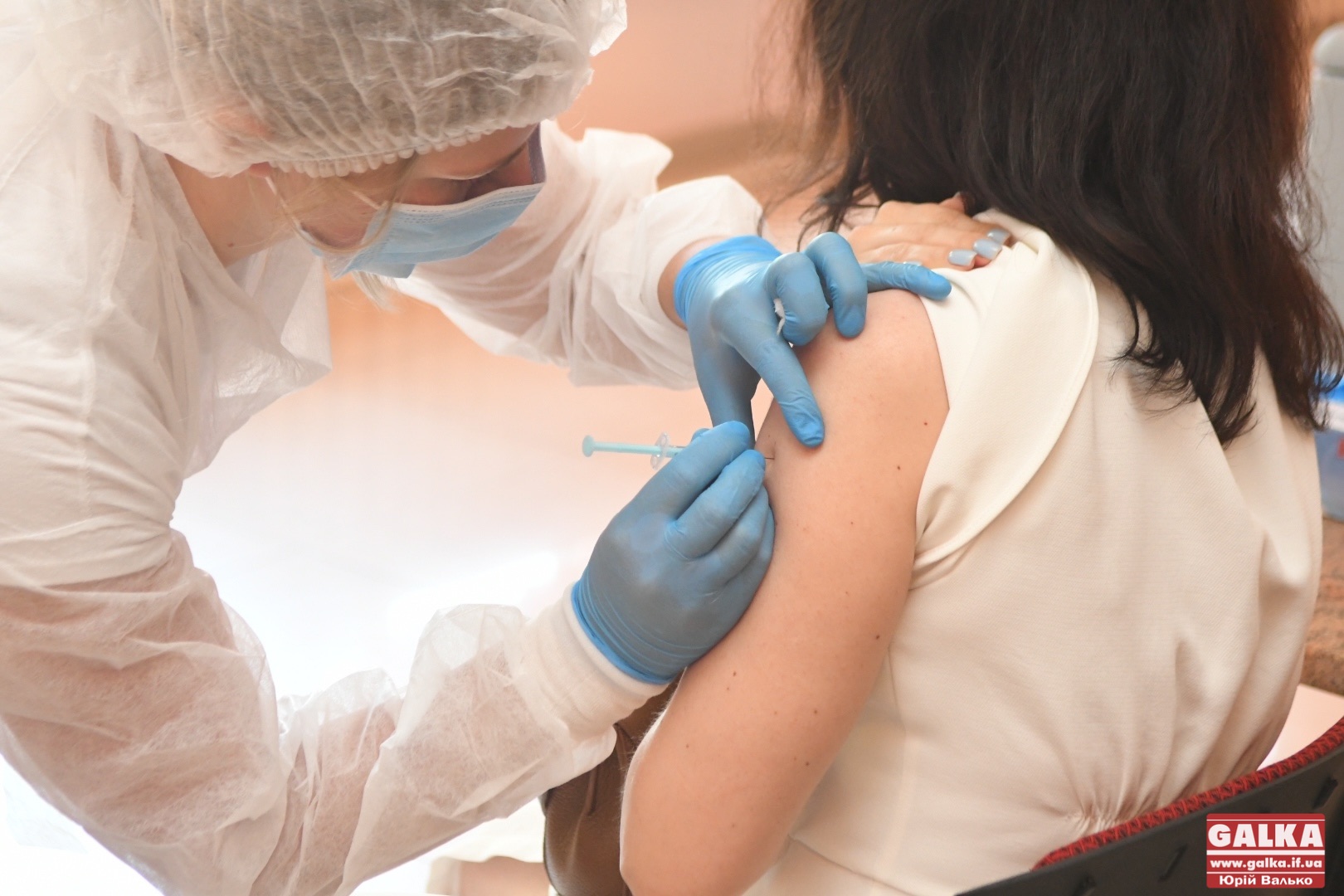 Минулої доби від “ковід” вакцинувалися майже дві тисячі прикарпатців