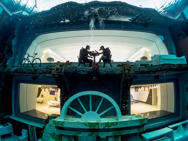 У Дубаї відкрили найглибший у світі басейн для дайвінгу з величезним підводним містом (ФОТО, ВІДЕО)