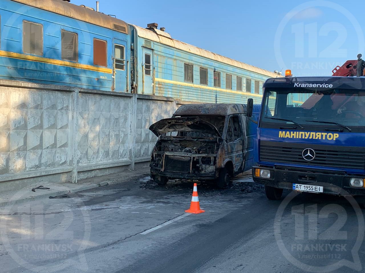 Вночі на Деповській посеред дороги згорів мікроавтобус (ФОТО)