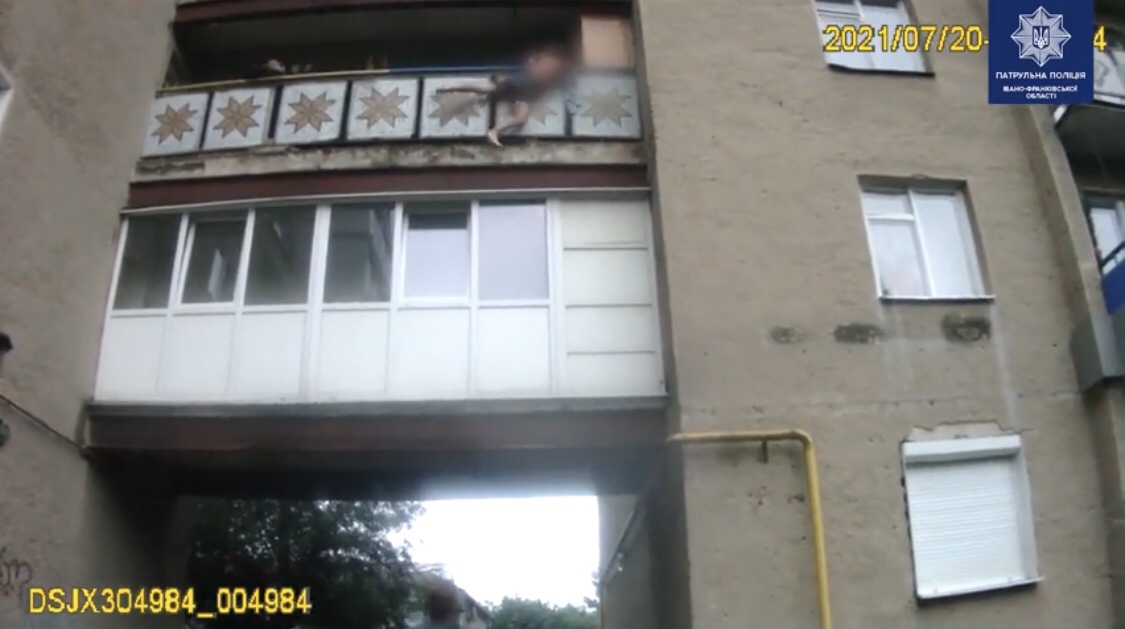 У Франківську молодик намагався вистрибнути з балкона – спіймали патрульні (ВІДЕО)