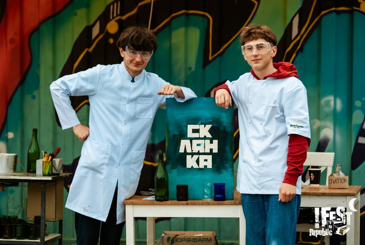 Sklyanka.lab: юні екоактивісти з Калуша зібрали потрібні кошти, аби розширити майстерню з переробки пляшок