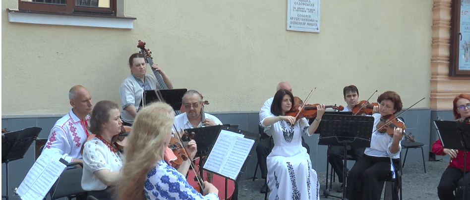 Оркестр Франківської філармонії виступив просто неба з українською класикою (ВІДЕО)