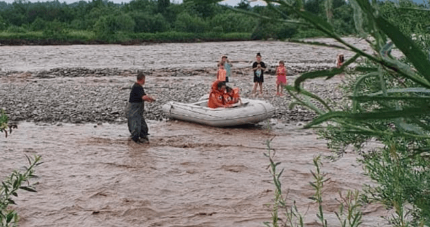 На Прикарпатті діти застрягли на острові посеред річки. Допомогли рятувальники (ФОТОФАКТ)