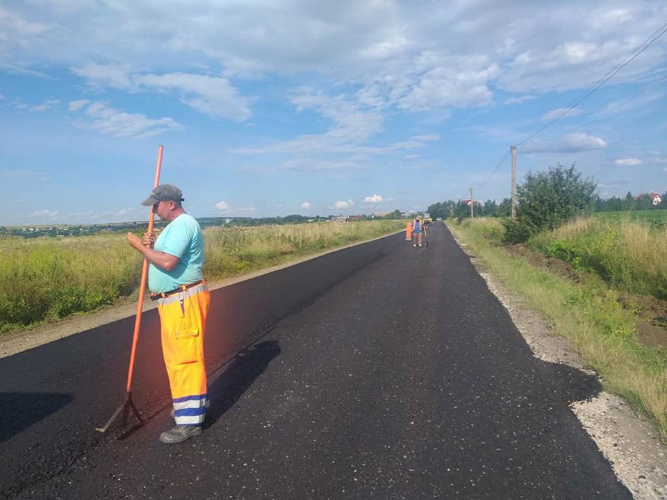 Кілометр польової дороги заасфальтували коштом бюджету Івано-Франківська (ФОТО)