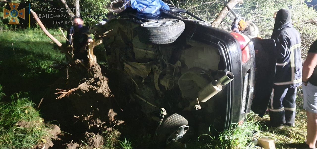 На Надвірнянщині “БМВ” врізалося в дерево, є загиблі та травмовані (ДОДАНІ ФОТО)