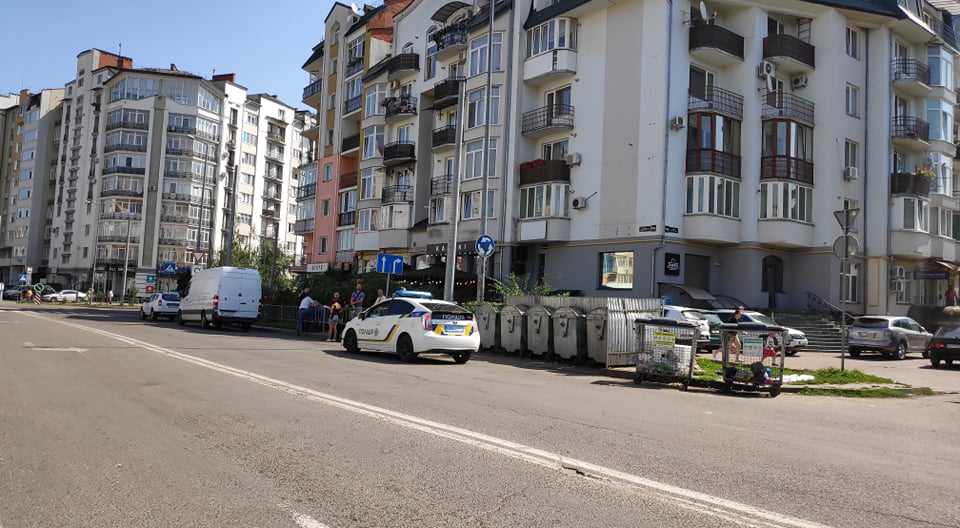 У центрі Франківська в смітнику знайшли заряджений магазин від зброї (ФОТО)