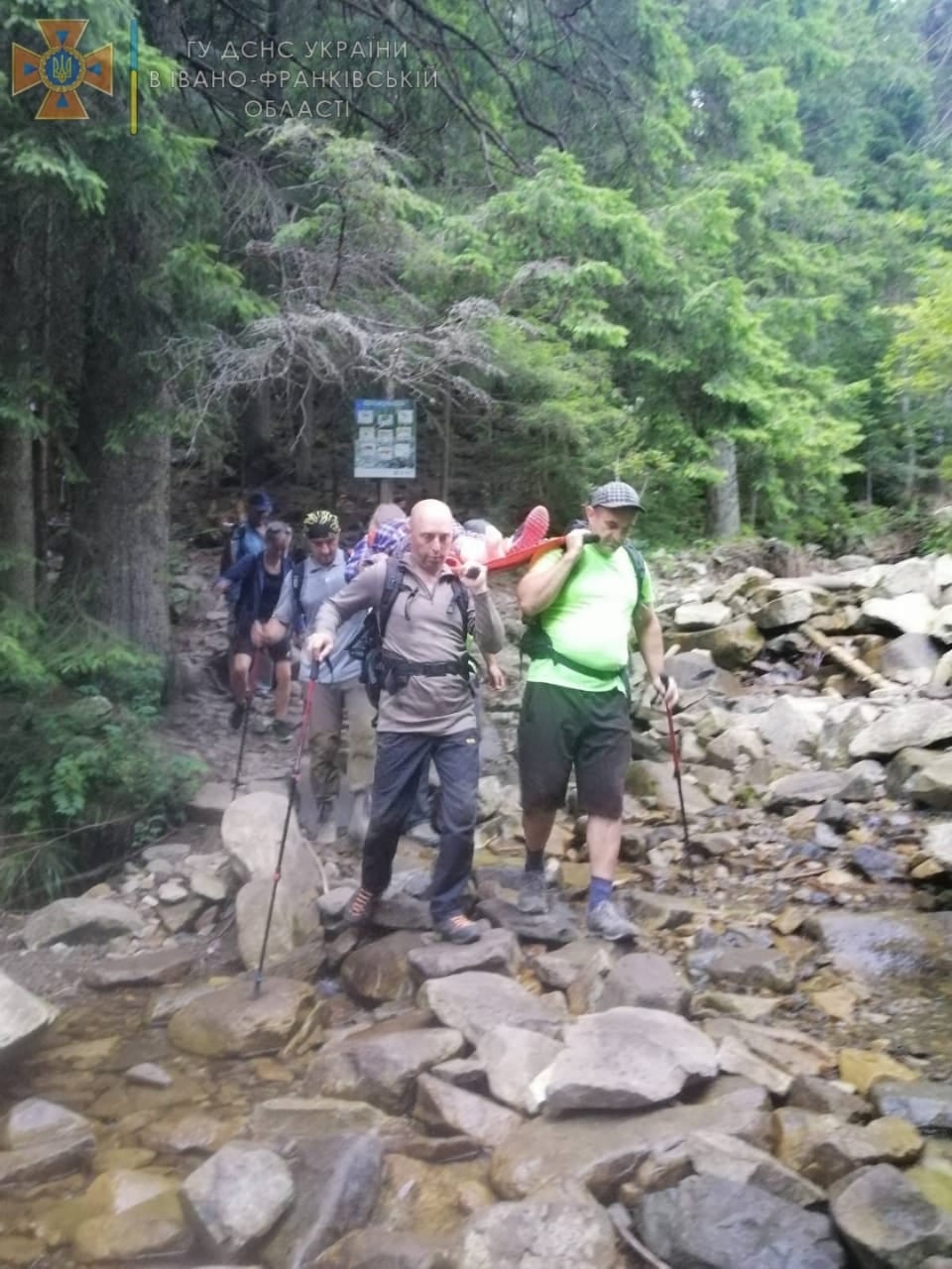 Під час спуску з Хом’яка травмувалася 75-річна франківка, її зносили на ношах рятувальники (ФОТО)