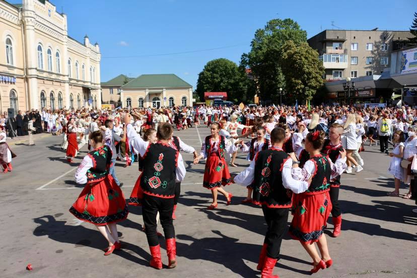 У Коломиї станцювали рекордну коломийку (ФОТО)