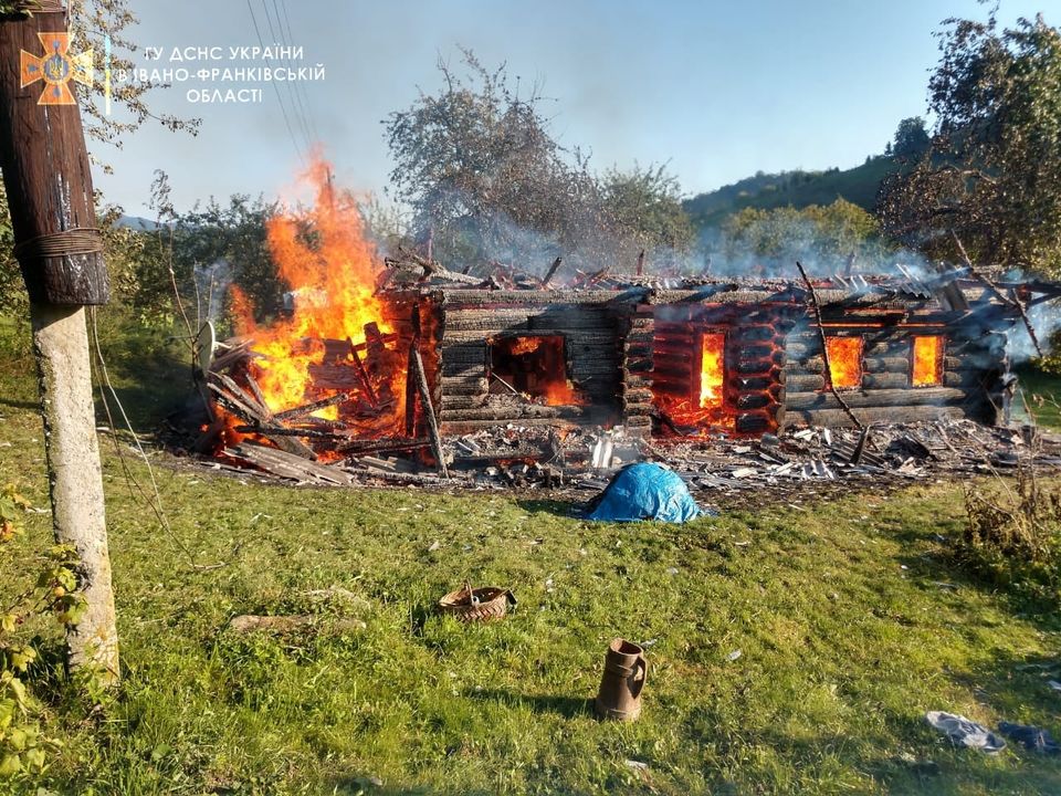 На Прикарпатті вогонь знищив будинок (ФОТО)