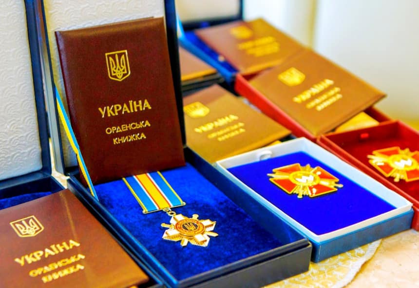 Три ордени та чотири почесних звання: Зеленський відзначив прикарпатців