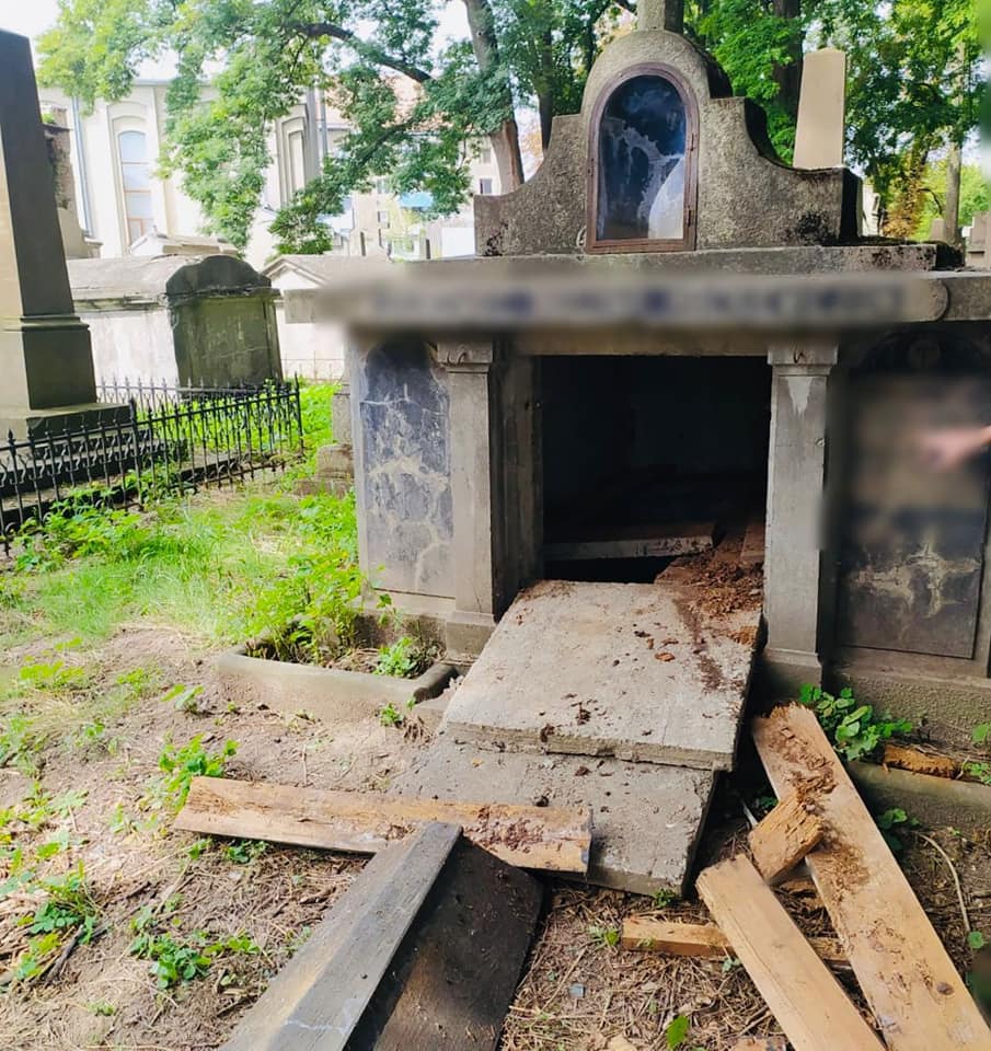 На Прикарпатті неповнолітні пошкодили могили на кладовищі. З підлітками та їх батьками вже поспілкувалась поліція