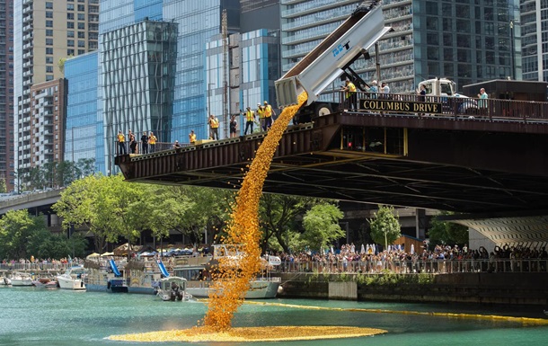 У Чикаго в річку скинули 70 тисяч гумових качок (ФОТО, ВІДЕО)