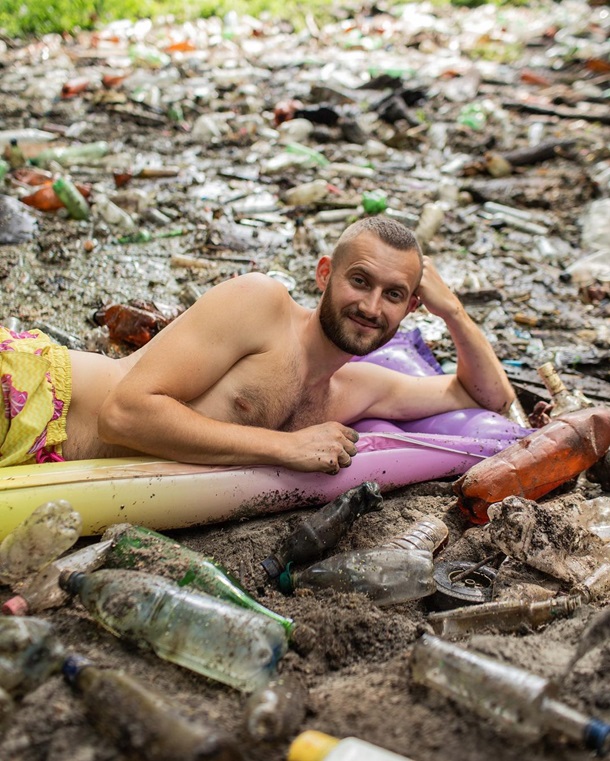 Екоактивіст з Харкова влаштував фотосесію на купі сміття (ФОТО)