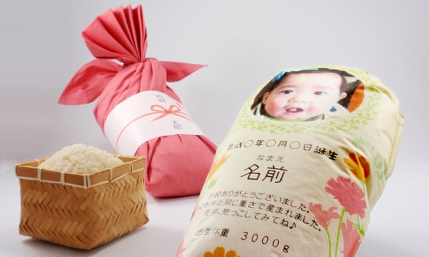 Мішечки з рисом замість дитини. Батьки в Японії придумали, як під час пандемії познайомити родичів із немовлям
