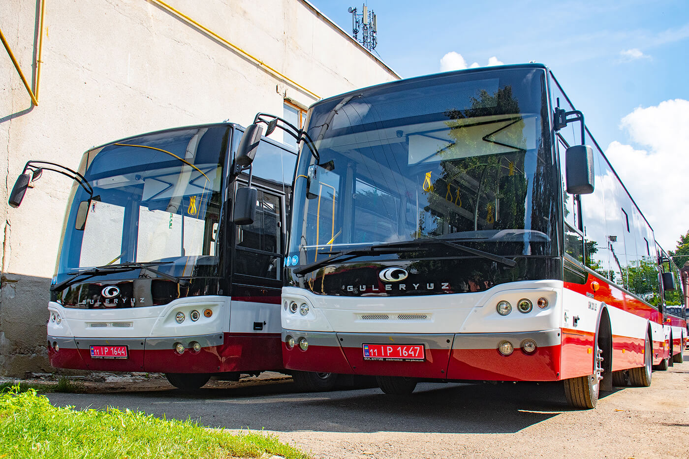 У Франківську три маршрути підсилили новими автобусами