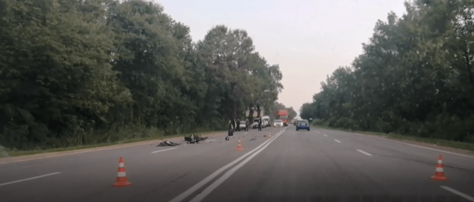 У селі Одаї зіткнулися автобус і мотоцикл: водій останнього загинув (ВІДЕО)