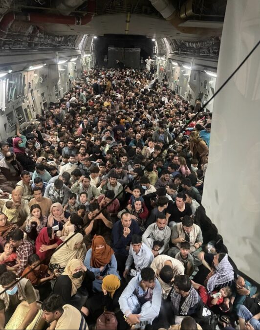 Вантажний літак США за один виліт евакуював 640 осіб з Афганістану (ФОТО)