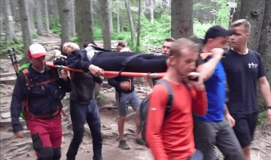 Травмувала ногу: рятувальники зносили з Говерли юну туристку з Рівненщини (ФОТОФАКТ)