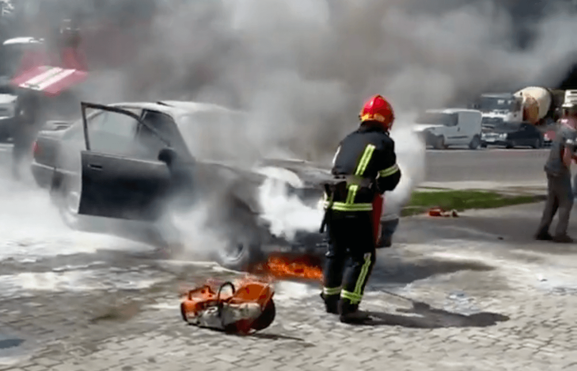 На Галицькій горів «Opel». Власник отримав опіки обличчя та руки (ВІДЕО)