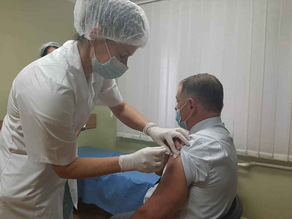 У Франківську вакцинувалися ректор та 160 викладачів медуніверситету і заохочують робити це інших (ФОТО)