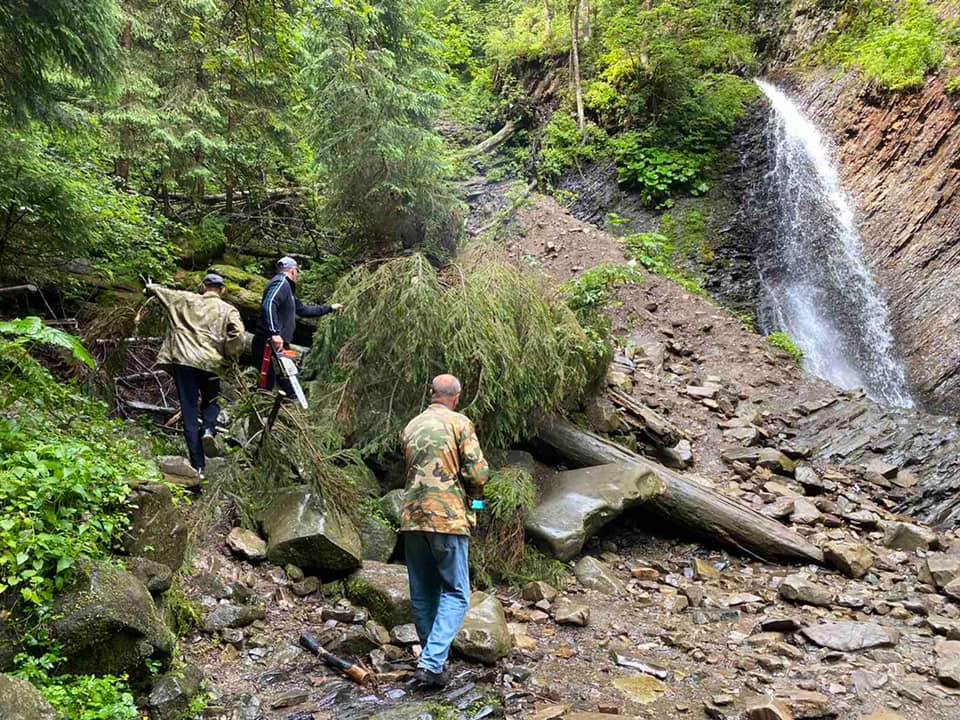 Біля водоспаду Гук зібрали сміття та відремонтували огорожу оглядового майданчика (ФОТО)