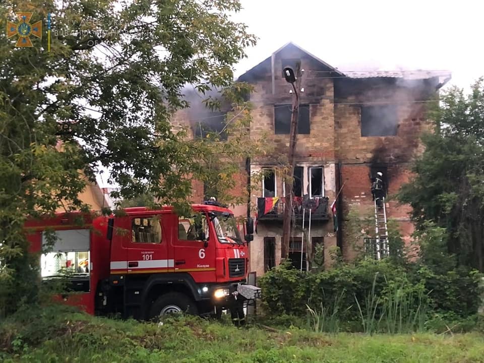 На світанку у Калуші горіла недобудова (ФОТО)