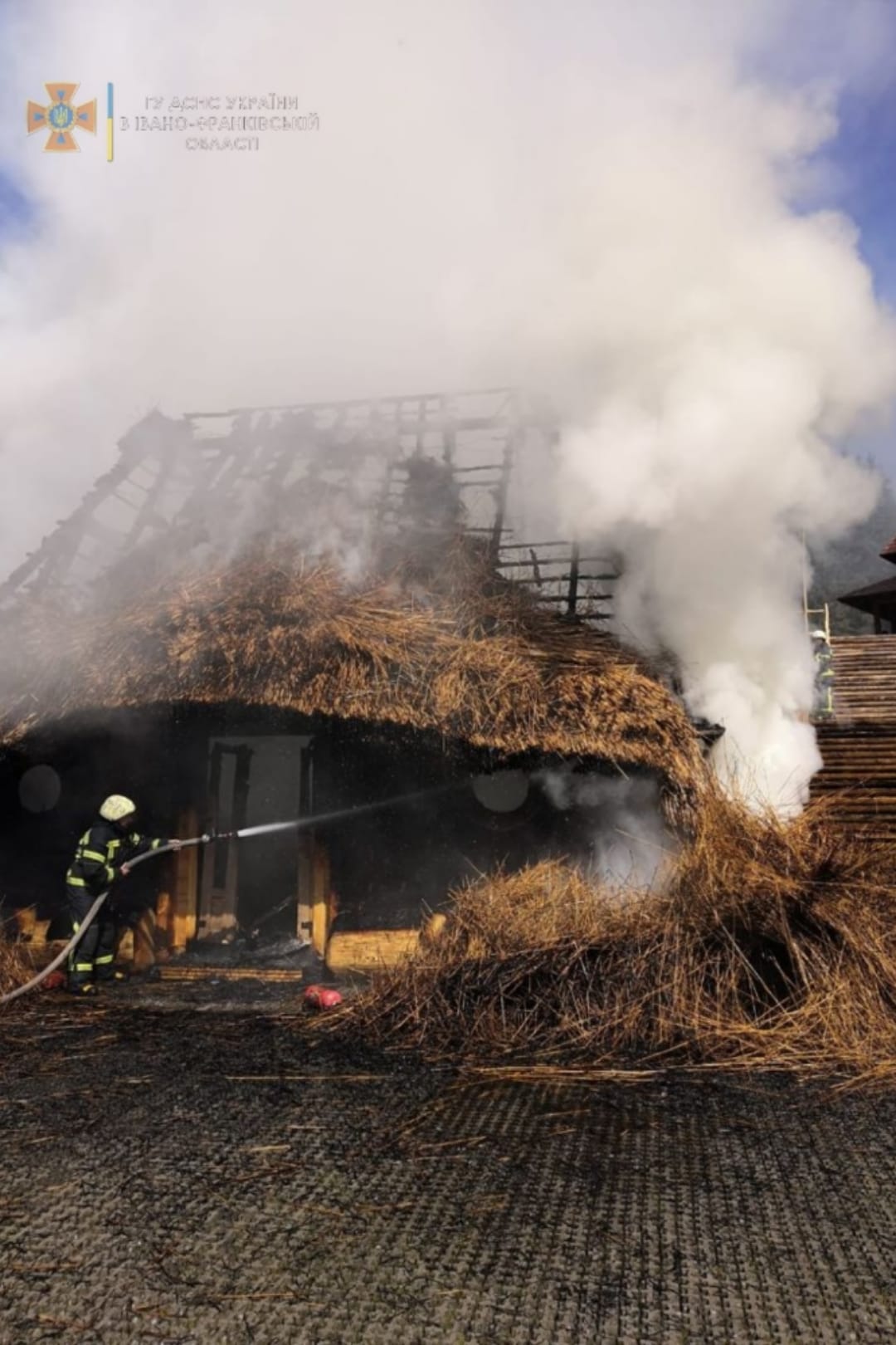На Буковелі згоріла будівля на території “Гуцул Ленду” (ФОТО, ВІДЕО)