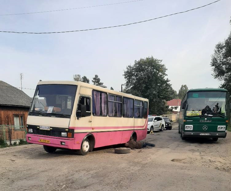 На розбитій дорозі в Болехові водій автобуса “загубив” колеса (ФОТО)