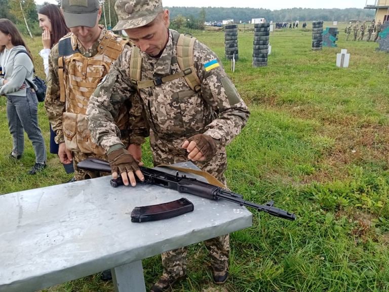 Ліцеїсти повправлялися у стрільбі на полігоні в Старому Лисці (ФОТО)