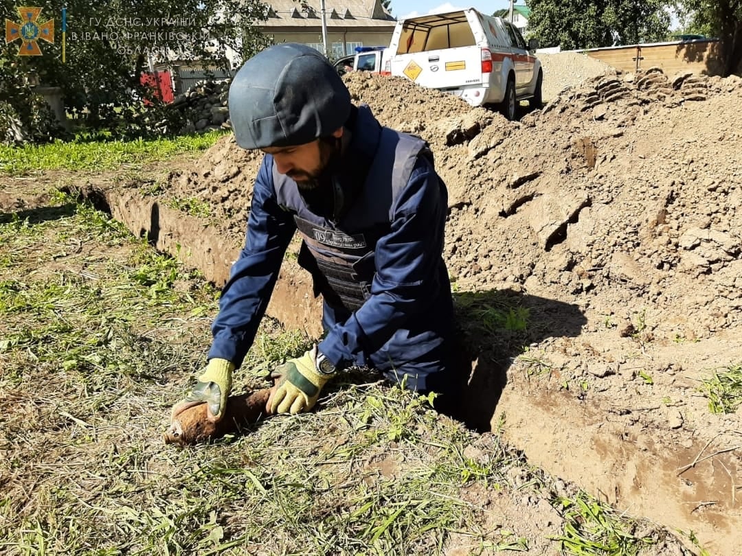 Біля дому прикарпатців знайшли артилерійський снаряд часів ІІ Світової війни