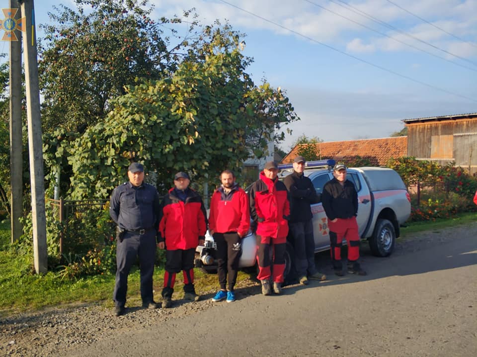 Рятувальники розшукали чоловіка, який вночі блукав на Косівщині (ФОТО)