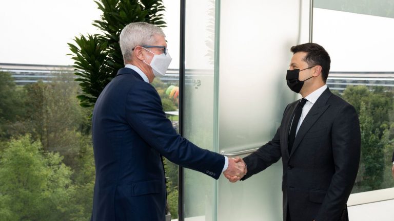 Зеленський у США зустрівся із керівником Apple (ФОТО)