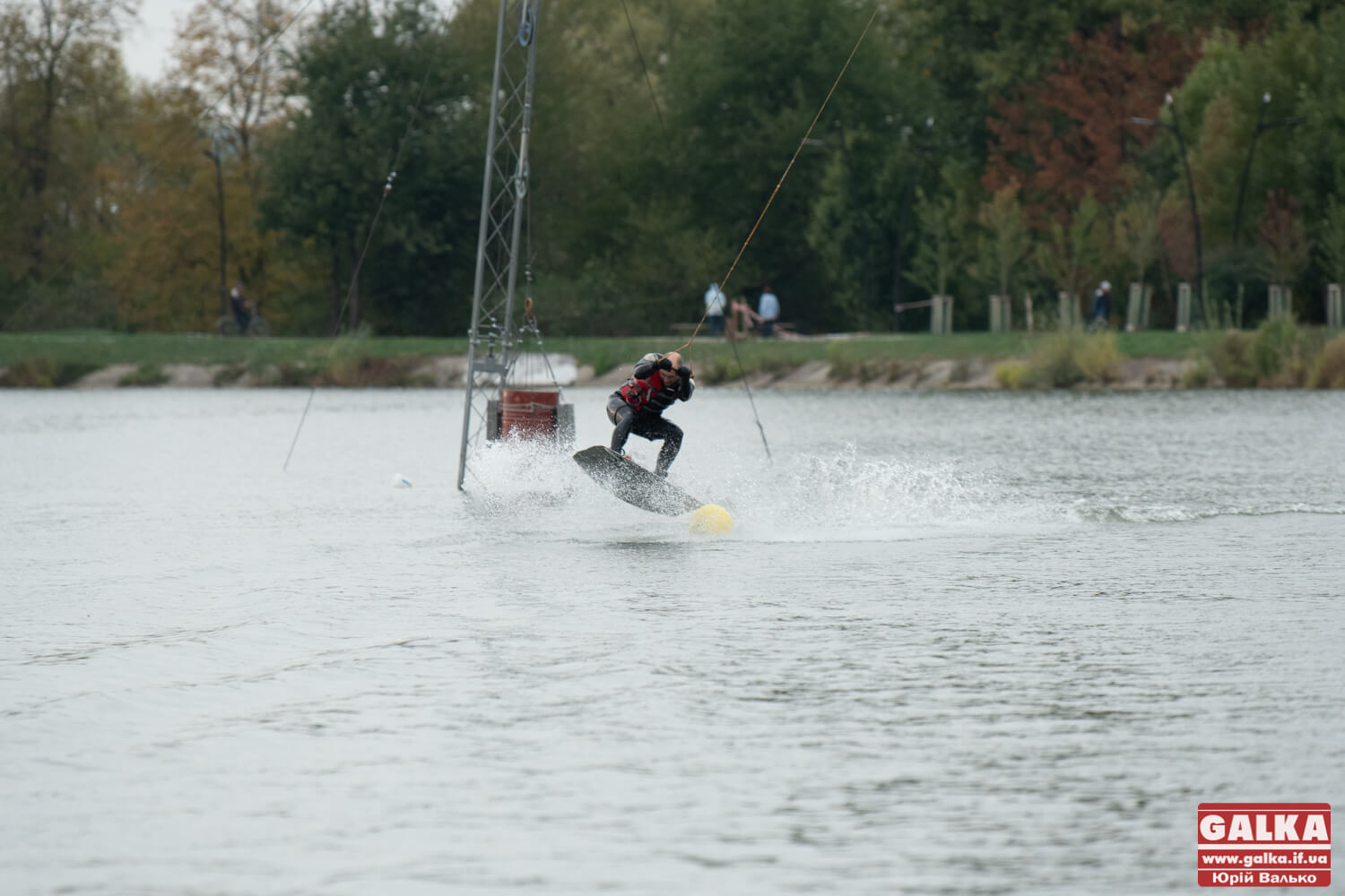 Мокро, спортивно, екстремально: на міському озері запрацював новий атракціон (ФОТО)