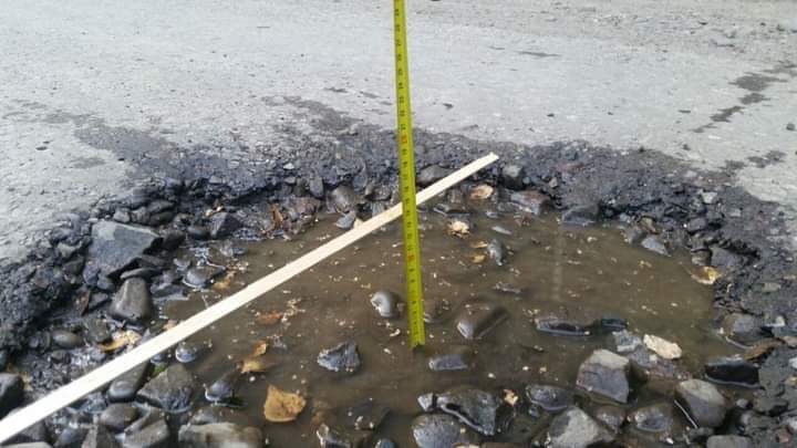 “Ями – по 40 см”: на Богородчанщині селяни скидаються коштами, аби самостійно відремонтувати дорогу (ФОТО)