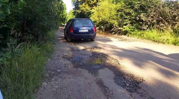 У Богородчанському районі люди організували збір коштів на ремонт дороги ФОТО