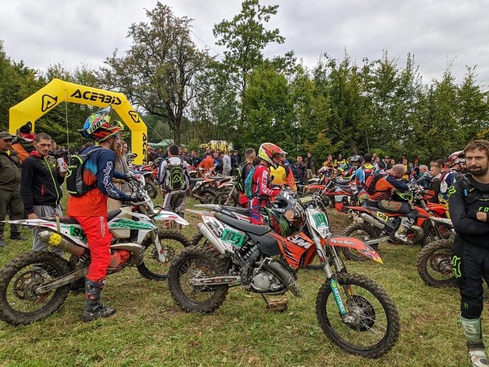 Під Коломиєю сотня мотоциклістів змагаються у «Божевільних перегонах 2021» (ФОТО)