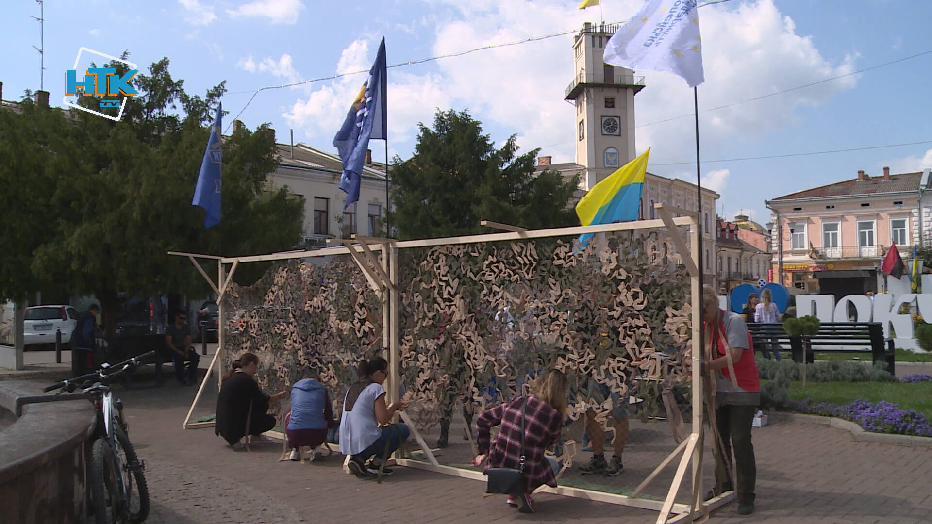 Коломияни плетуть маскувальну сітку для військових (ВІДЕО)