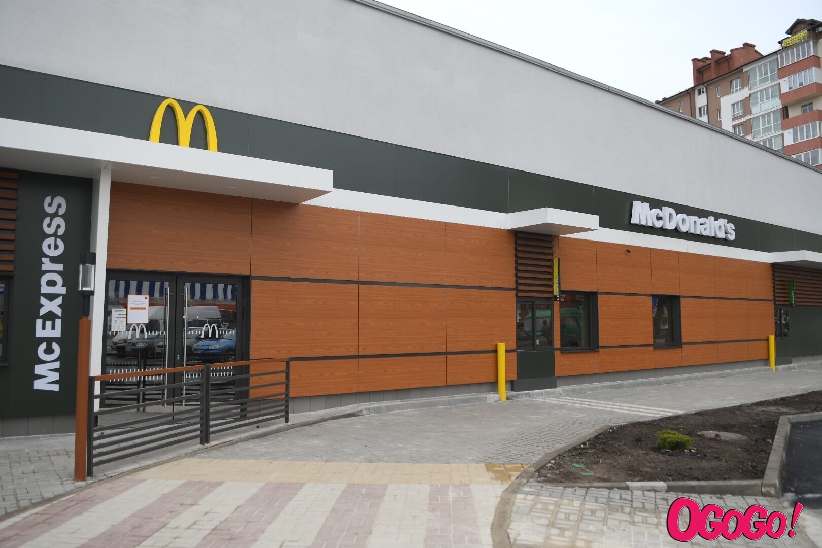 У Франківську п’яний водій зніс огорожу McDonald’s (ВІДЕО)
