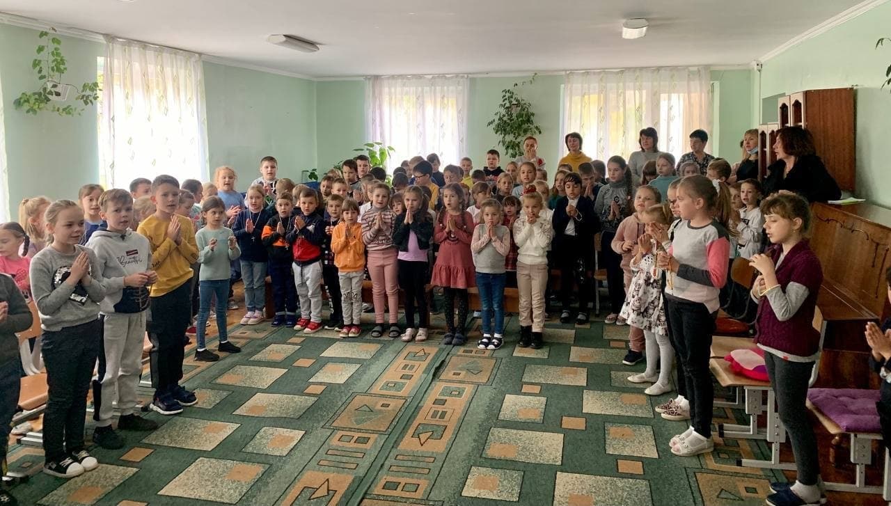 У Бурштині тисячу дітей одночасно молилися на вервиці (ФОТО)