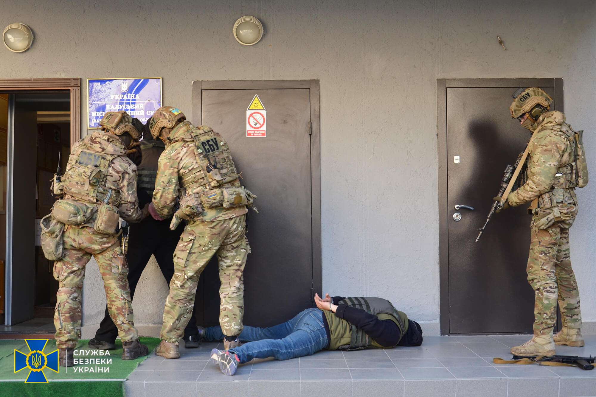 СБУ знешкодила «терористів», які захопили приміщення Калуського суду (ФОТО)