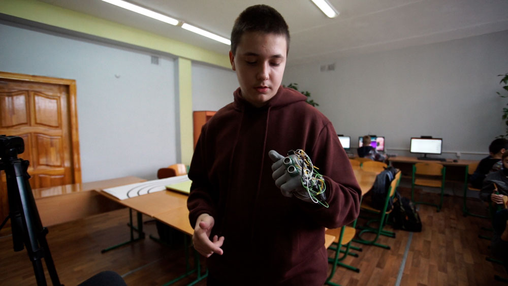 У Калуші учень гуртка робототехніки створив помічну рукавицю для незрячих (ФОТО, ВІДЕО)