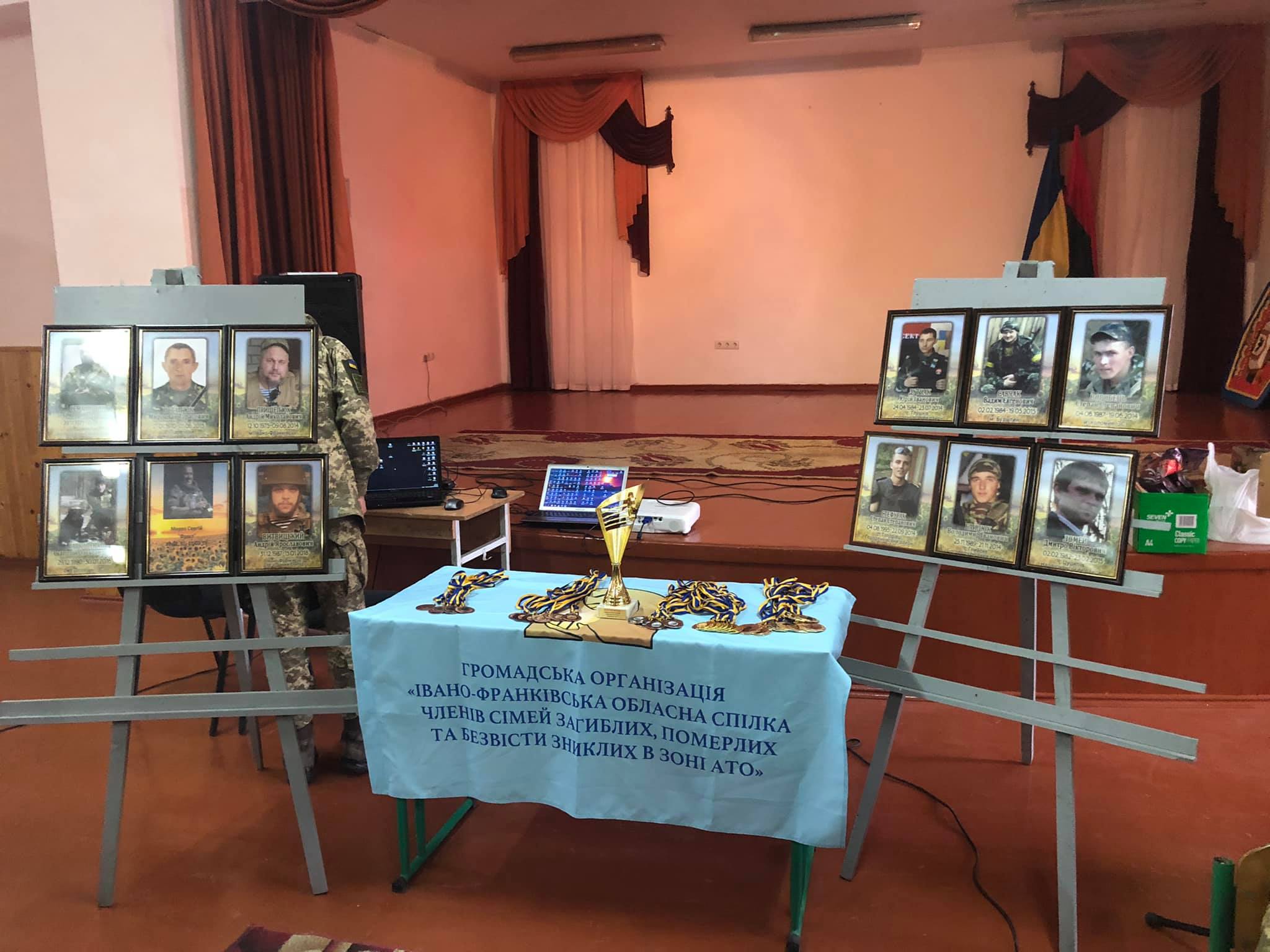 “Дзвони пам’яті”: загиблих прикарпатських воїнів вшанували у Надвірній (ФОТО)