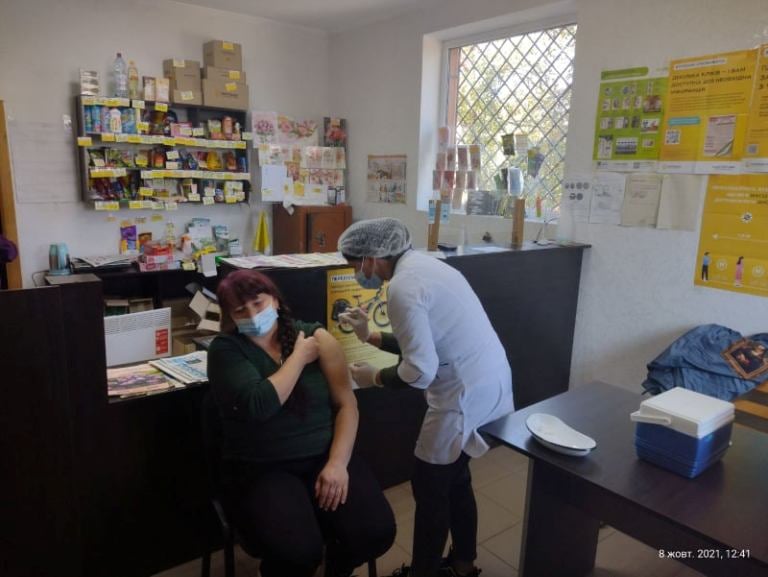 У п’ятницю 16 мобільних бригад вакцинували прикарпатців у відділеннях “Укрпошти”, їх кількість планують збільшити (ФОТО)