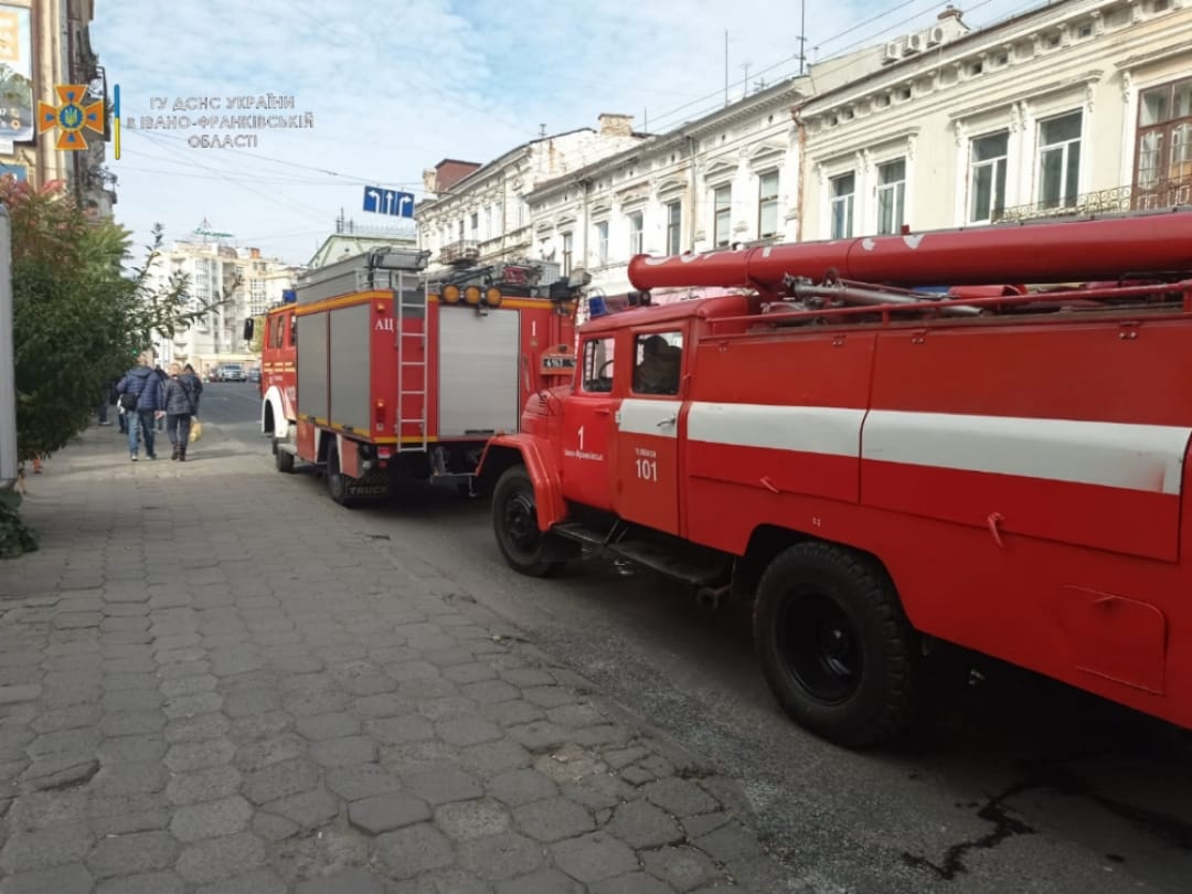 У Франківську в Управлінні держпраці зайнявся електросвітильник – пожежу швидко загасили (ФОТОФАКТ)