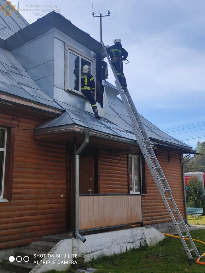 18 рятувальників гасили пожежу в Делятинському психоневрологічному інтернаті (ФОТО)