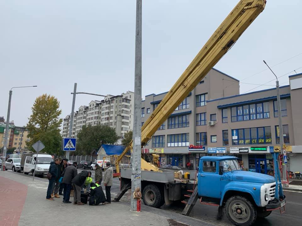 Після кількох аварій на з’єднаних бульварах у Франківську таки монтують світлофор