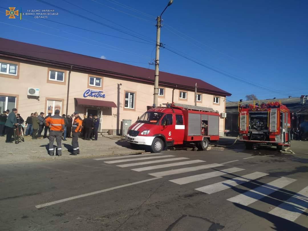 У Калуші під час пожежі магазину постраждала продавчиня (ФОТОФАКТ)